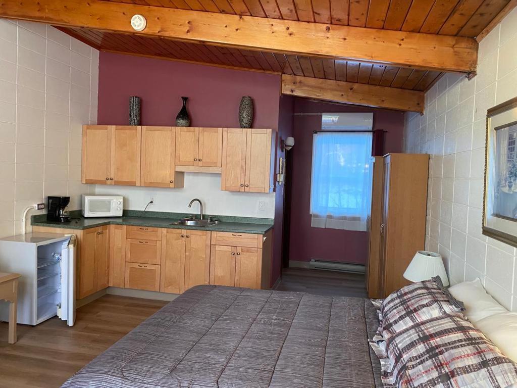 Huron Sands Motel And Restaurant Providence Bay Екстер'єр фото