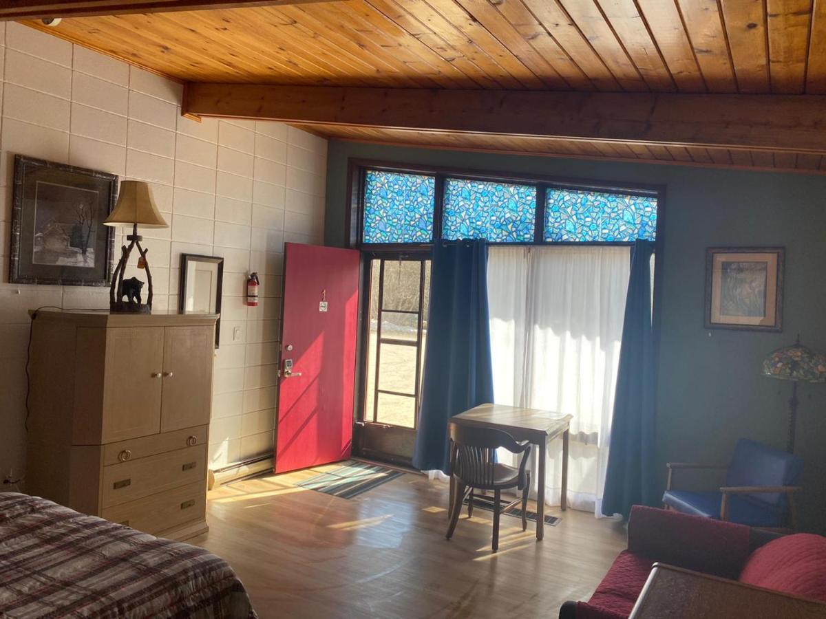 Huron Sands Motel And Restaurant Providence Bay Екстер'єр фото