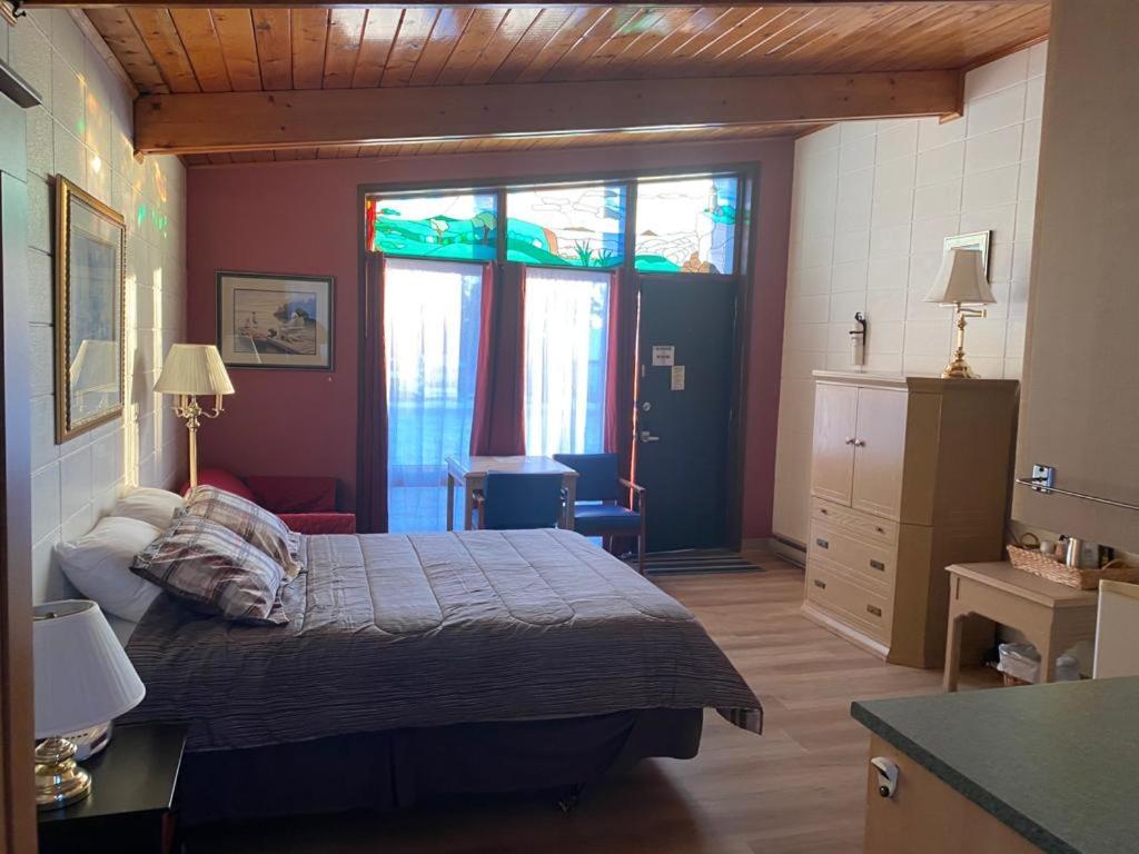 Huron Sands Motel And Restaurant Providence Bay Екстер'єр фото