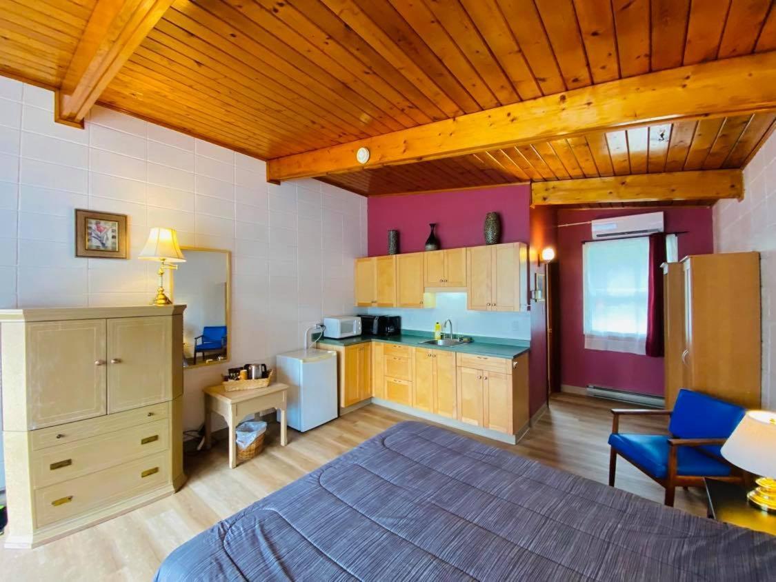 Huron Sands Motel And Restaurant Providence Bay Екстер'єр фото